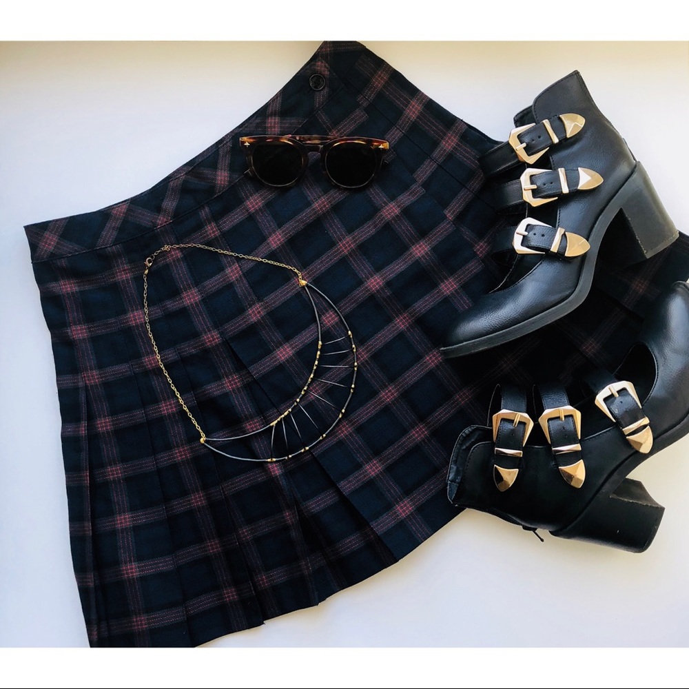 Pleated navy & red schoolgirl skirt 🖤